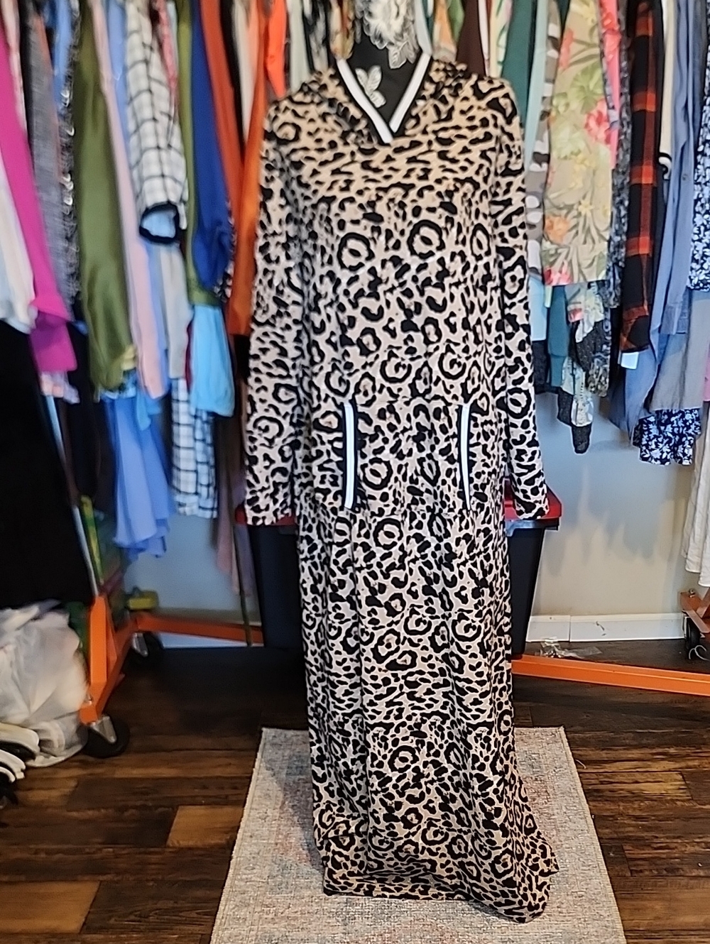 Leopard Print Maxi Dress with V-Neck and Pocket Trim